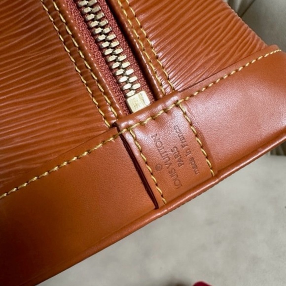Louis Vuitton EUC Epi Alma PM - Picture 10 of 17